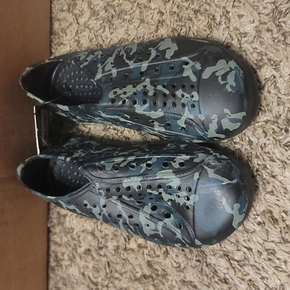 REVO TODDLER CAMO WATER SHOES/SNEAKERS: GREEN/BLACK CAMO: NWT: SZ 7/8